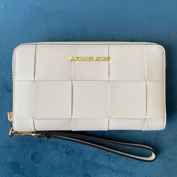 SALE π€- Michael Kors Wallet - Picture 1 of 5